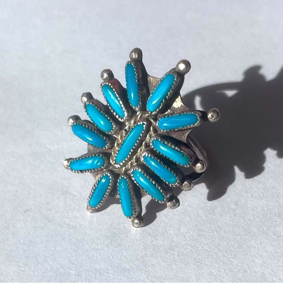 Vintage .925 Needlepoint Style Zuni Navajo Style Turquoise Ring - Picture 3 of 15